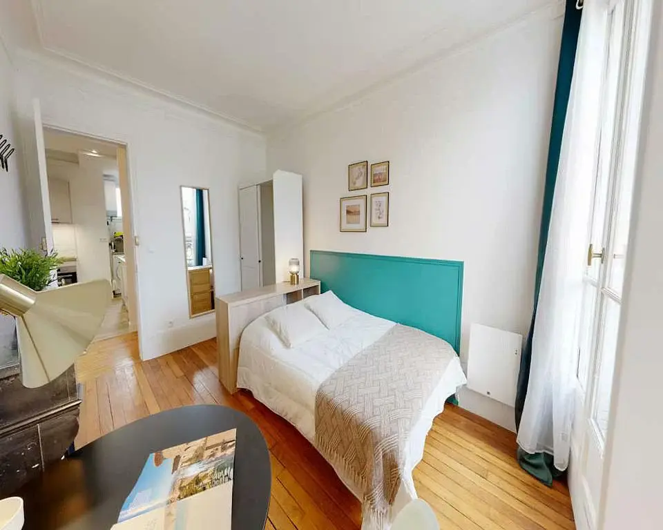 Σαλόνι; ξύλινο πάτωμα, φυσικό φως, μοντέρνο στυλ, ψηλά ταβάνια