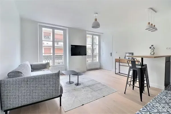 Woonkamer; houten vloer, natuurlijk licht, moderne stijl, hoge plafonds