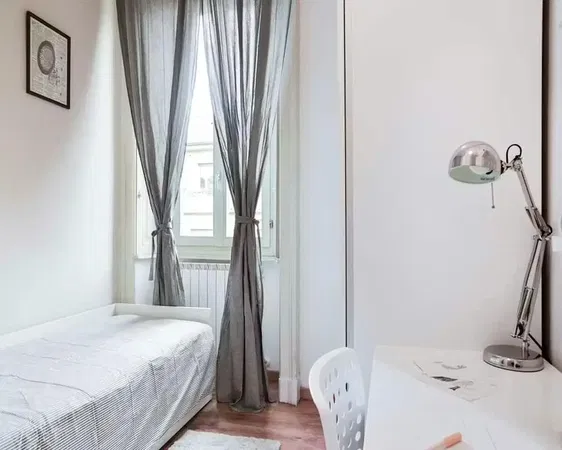 Living room; wood floor, natural light, modern style, high ceiling