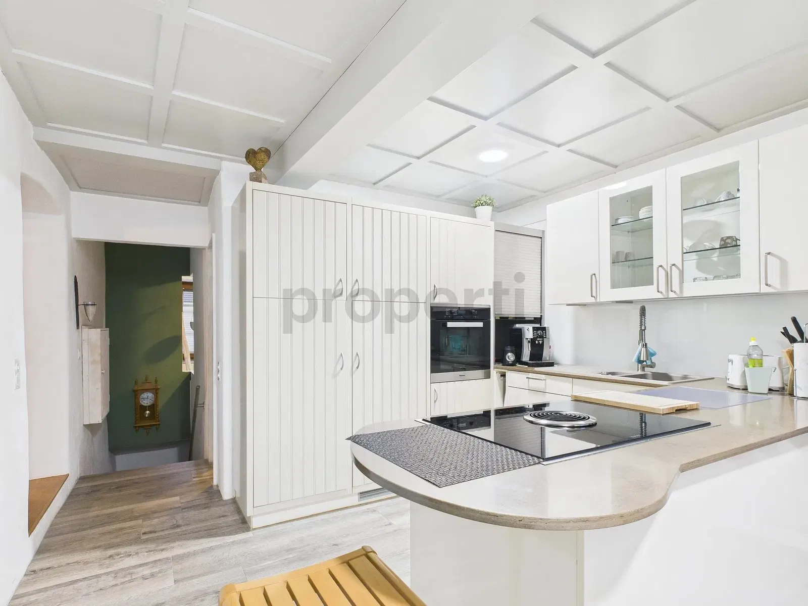 Living room; wood floor, natural light, modern style, high ceiling