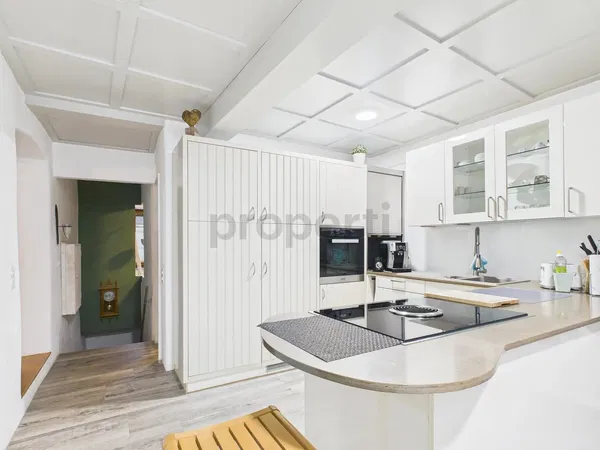Living room; wood floor, natural light, modern style, high ceiling