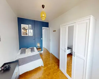 Dnevna soba; drveni pod, prirodno svjetlo, moderni stil, visoki plafoni