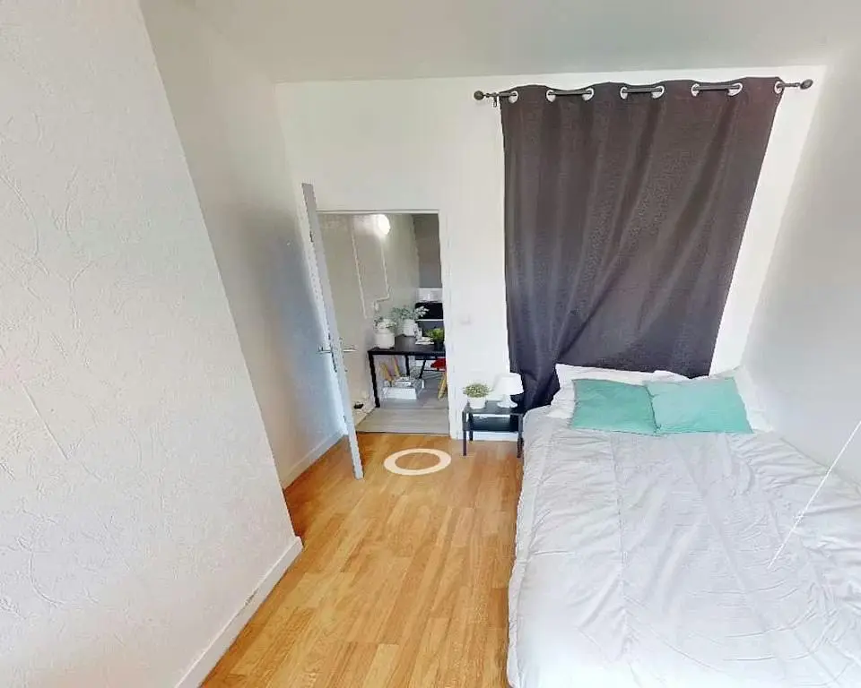 Σαλόνι; ξύλινο πάτωμα, φυσικό φως, μοντέρνο στυλ, ψηλά ταβάνια