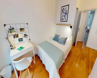 Σαλόνι; ξύλινο πάτωμα, φυσικό φως, μοντέρνο στυλ, ψηλά ταβάνια