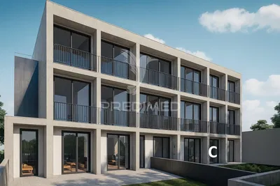 Woonkamer; houten vloer, natuurlijk licht, moderne stijl, hoge plafonds