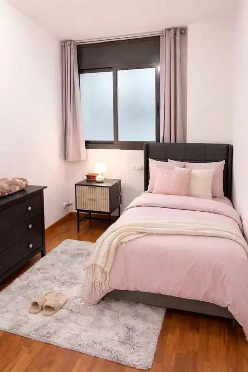 Salon; podłoga drewniana, światło dzienne, styl nowoczesny, wysokie sufity