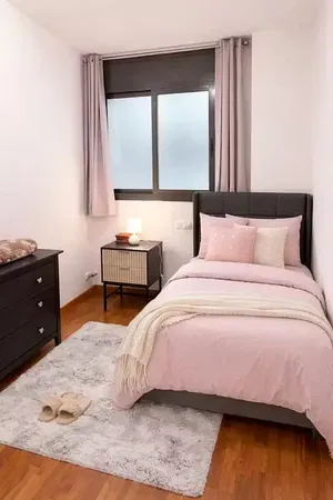 Woonkamer; houten vloer, natuurlijk licht, moderne stijl, hoge plafonds