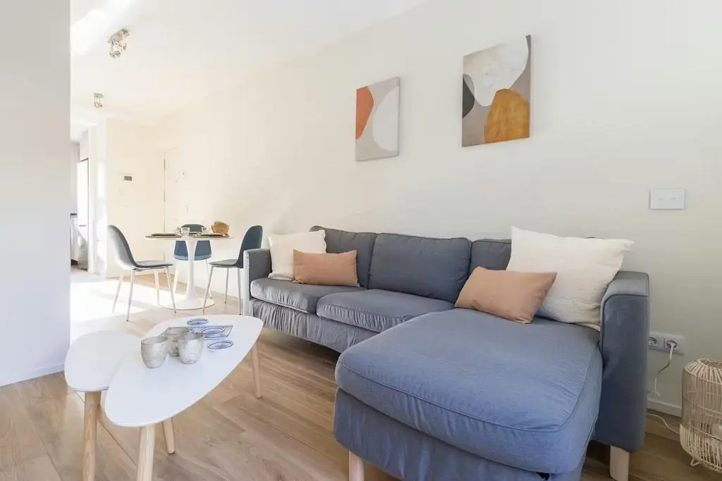 Woonkamer; houten vloer, natuurlijk licht, moderne stijl, hoge plafonds