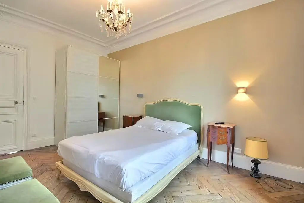 Salon; parquet, lumière naturelle, style moderne, hauteur sous plafond