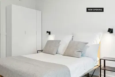 Cucina; elettrodomestici, pavimento in legno, luce naturale, stile moderno, ristrutturato