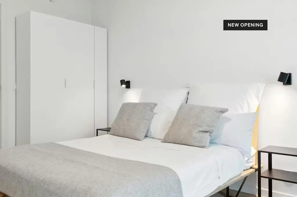 Κουζίνα; συσκευές κουζίνας, ξύλινο πάτωμα, φυσικό φως, μοντέρνο στυλ, ανακαινισμένο