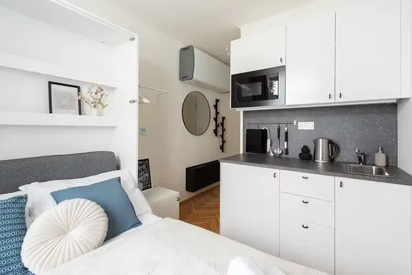 Cuisine; électroménager, parquet, lumière naturelle, style moderne, rénové