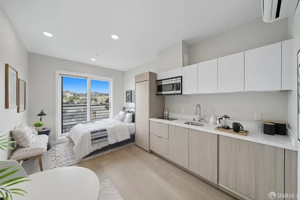 Soggiorno; pavimento in legno, luce naturale, stile moderno, soffitti alti