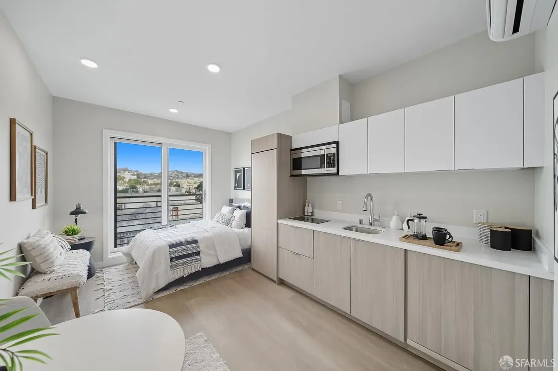 Хол; дървен под, естествена светлина, модерен стил, високи тавани