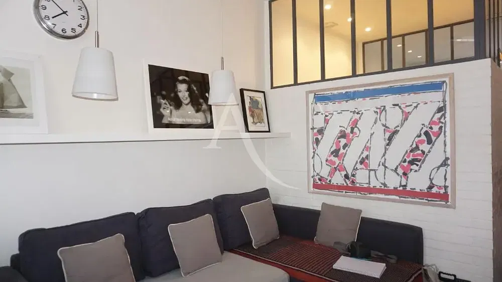 Oturma odası; ahşap zemin, doğal ışık, modern stil, yüksek tavan