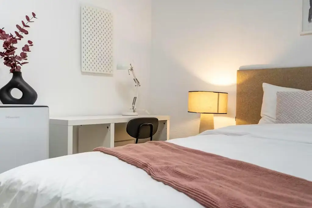 Σαλόνι; ξύλινο πάτωμα, φυσικό φως, μοντέρνο στυλ, ψηλά ταβάνια