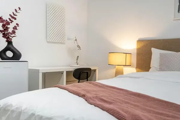 Wohnzimmer; holzboden, tageslicht, moderner stil, hohe decken