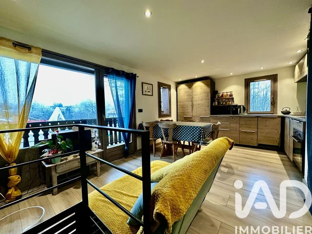 Wohnzimmer; holzboden, tageslicht, moderner stil, hohe decken