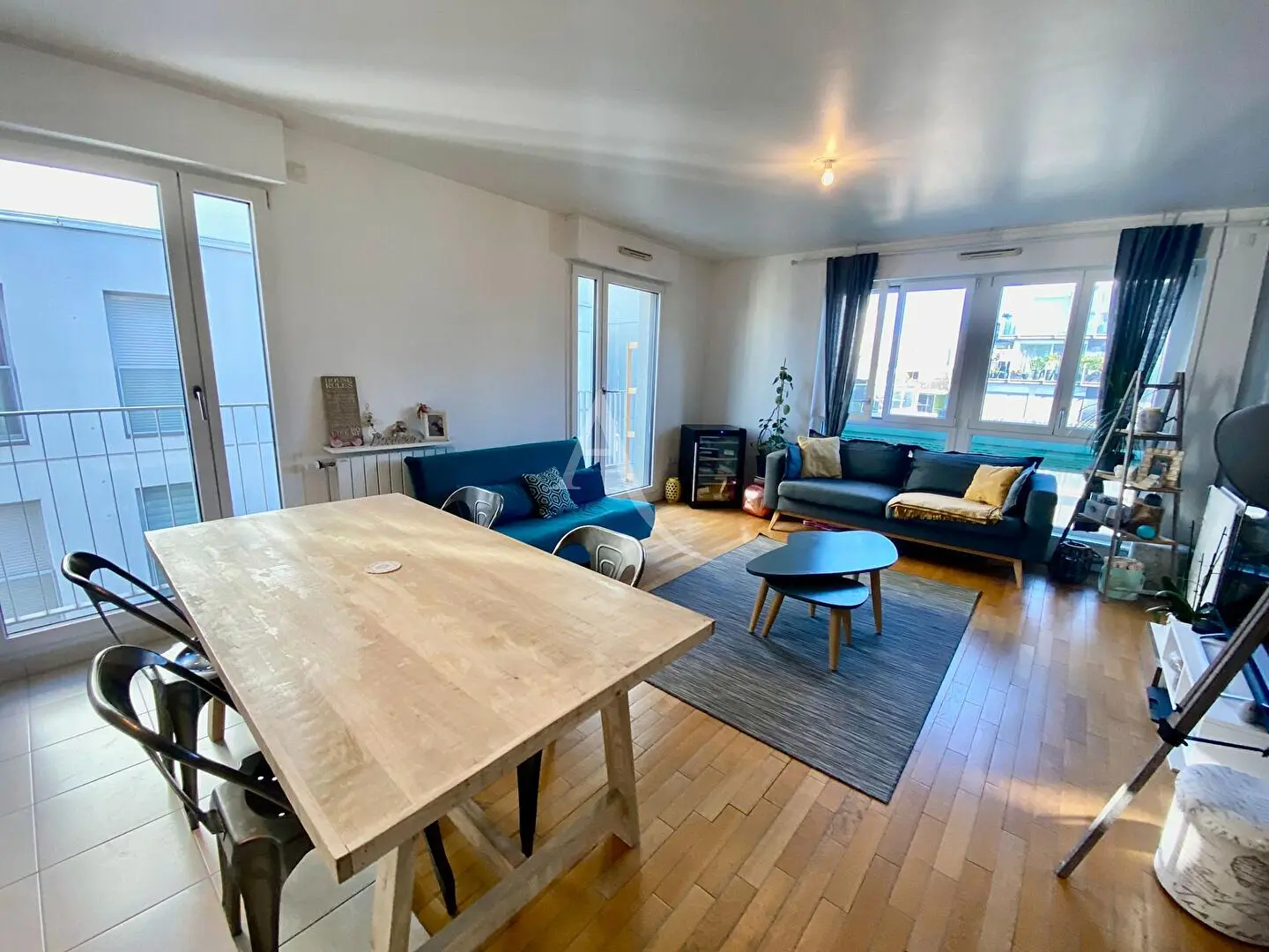 Woonkamer; houten vloer, natuurlijk licht, moderne stijl, hoge plafonds