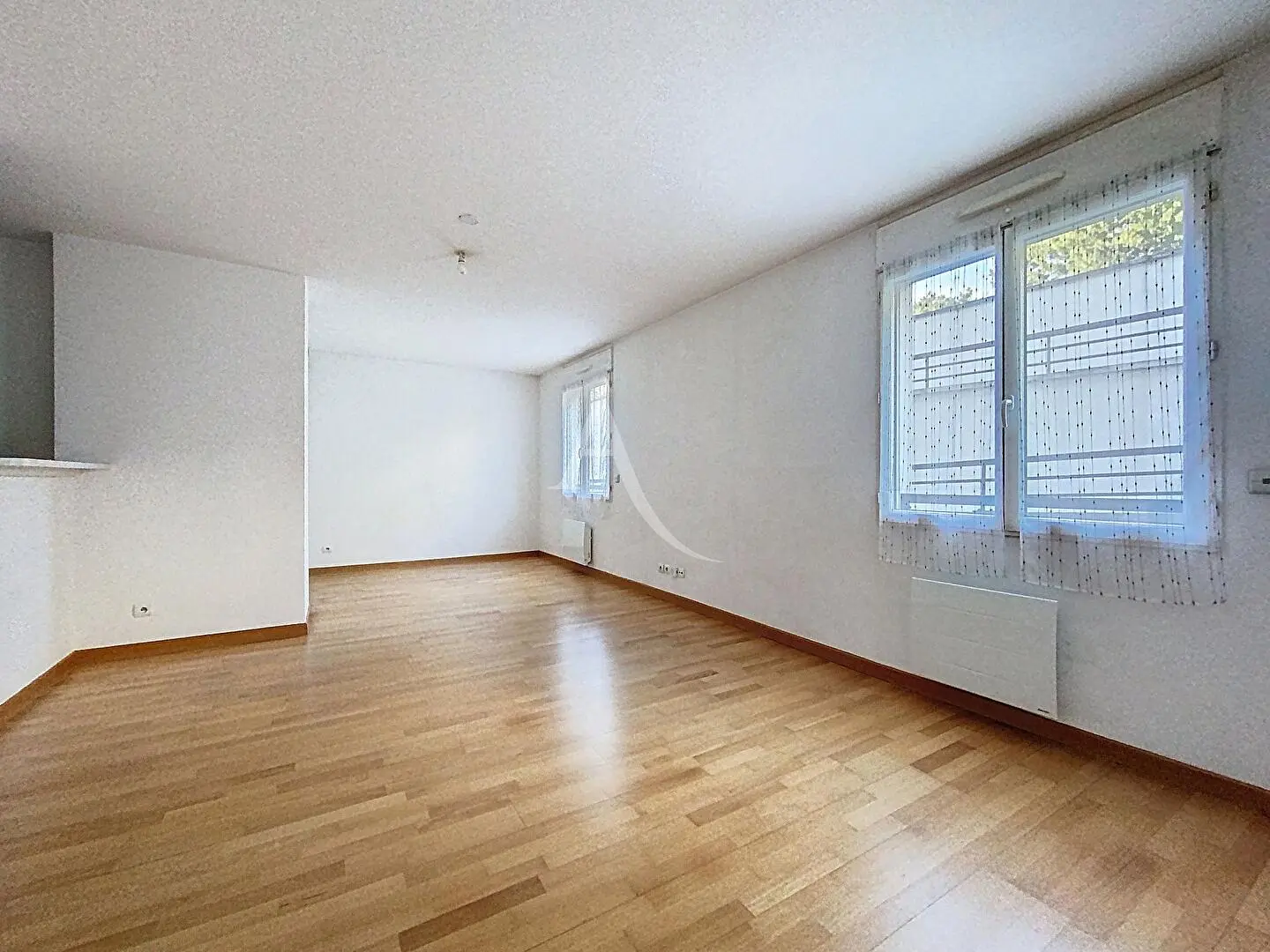 Living room; wood floor, natural light, modern style, high ceiling