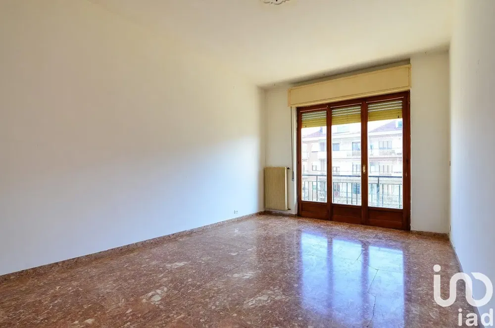 Salon; parquet, lumière naturelle, style moderne, hauteur sous plafond