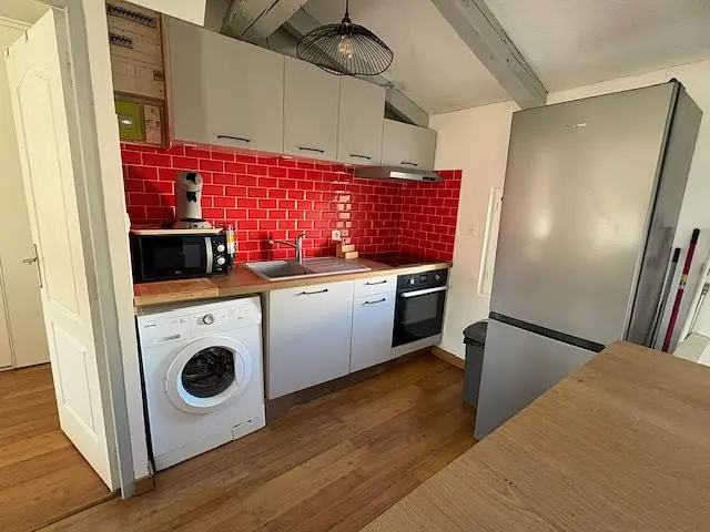 Salon; podłoga drewniana, światło dzienne, styl nowoczesny, wysokie sufity