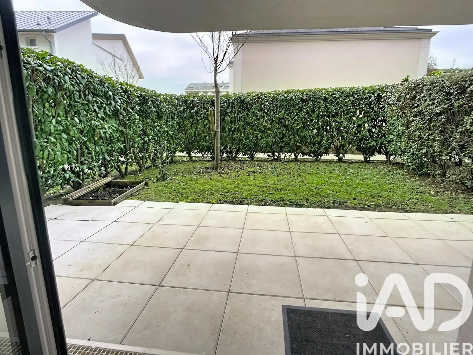 Σαλόνι; ξύλινο πάτωμα, φυσικό φως, μοντέρνο στυλ, ψηλά ταβάνια