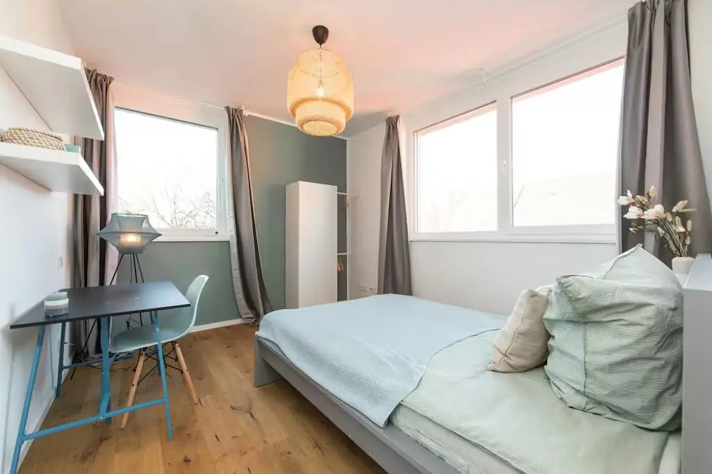 Wohnzimmer; holzboden, tageslicht, moderner stil, hohe decken