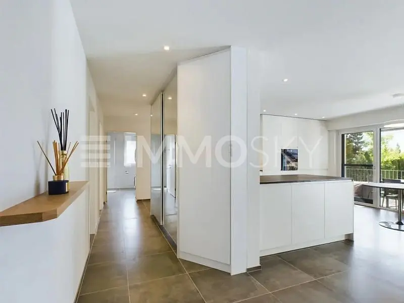 Woonkamer; houten vloer, natuurlijk licht, moderne stijl, hoge plafonds