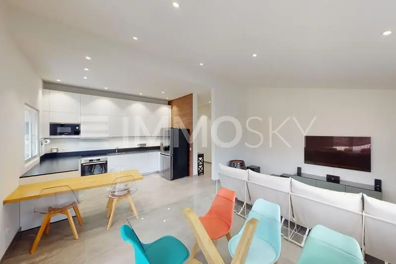 Salon; parquet, lumière naturelle, style moderne, hauteur sous plafond