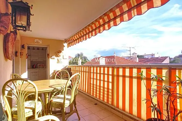 Living room; wood floor, natural light, modern style, high ceiling