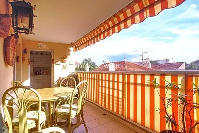 Living room; wood floor, natural light, modern style, high ceiling