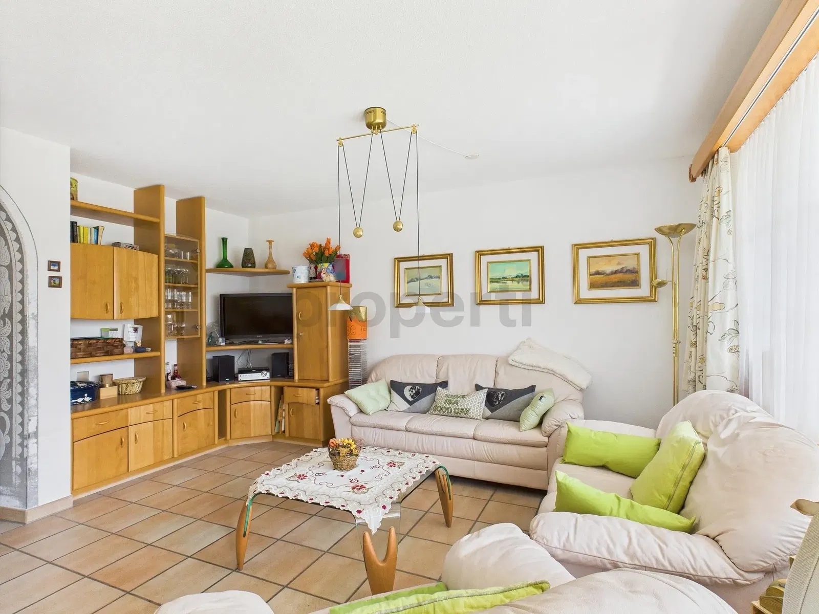 Salon; parquet, lumière naturelle, style moderne, hauteur sous plafond