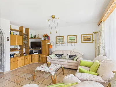 Salon; parquet, lumière naturelle, style moderne, hauteur sous plafond