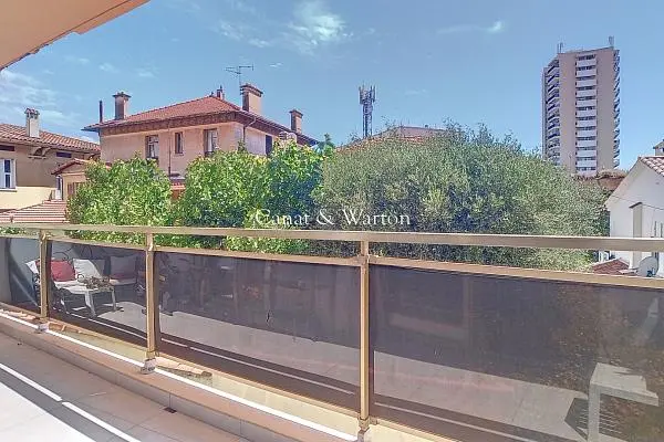 Salon; parquet, lumière naturelle, style moderne, hauteur sous plafond