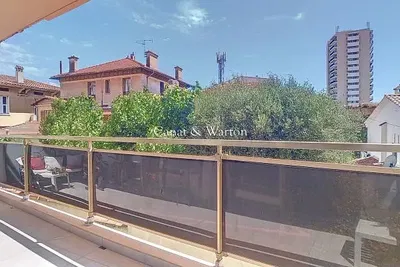 Salon; parquet, lumière naturelle, style moderne, hauteur sous plafond