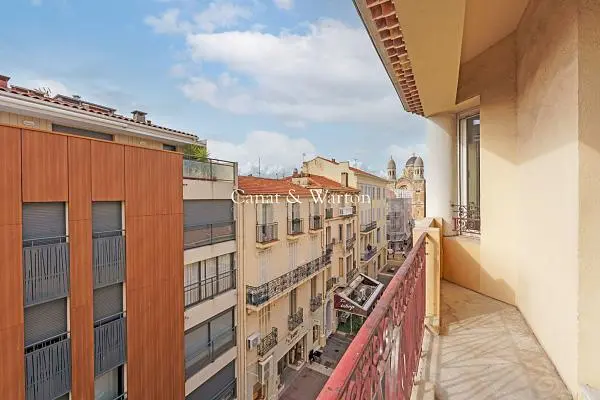 Soggiorno; pavimento in legno, luce naturale, stile moderno, soffitti alti