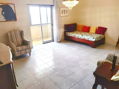 Salon; parquet, lumière naturelle, style moderne, hauteur sous plafond