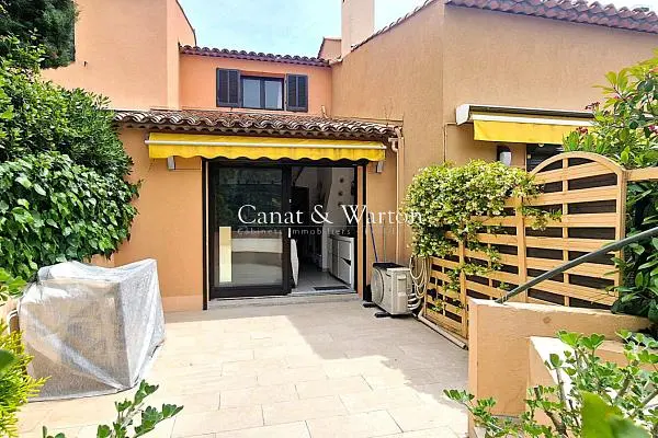 Salon; parquet, lumière naturelle, style moderne, hauteur sous plafond