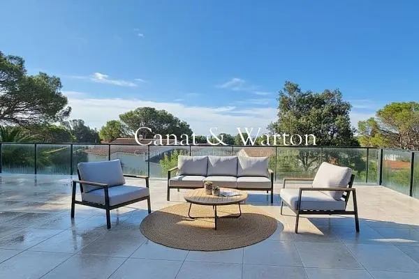 Salon; parquet, lumière naturelle, style moderne, hauteur sous plafond