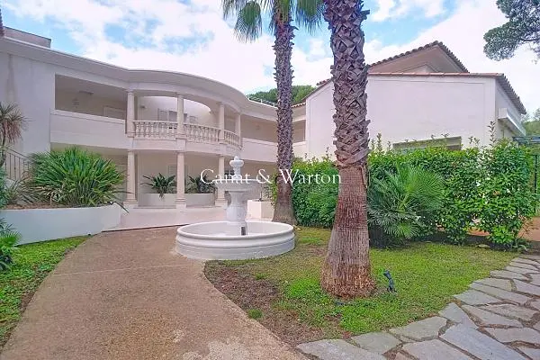 Soggiorno; pavimento in legno, luce naturale, stile moderno, soffitti alti