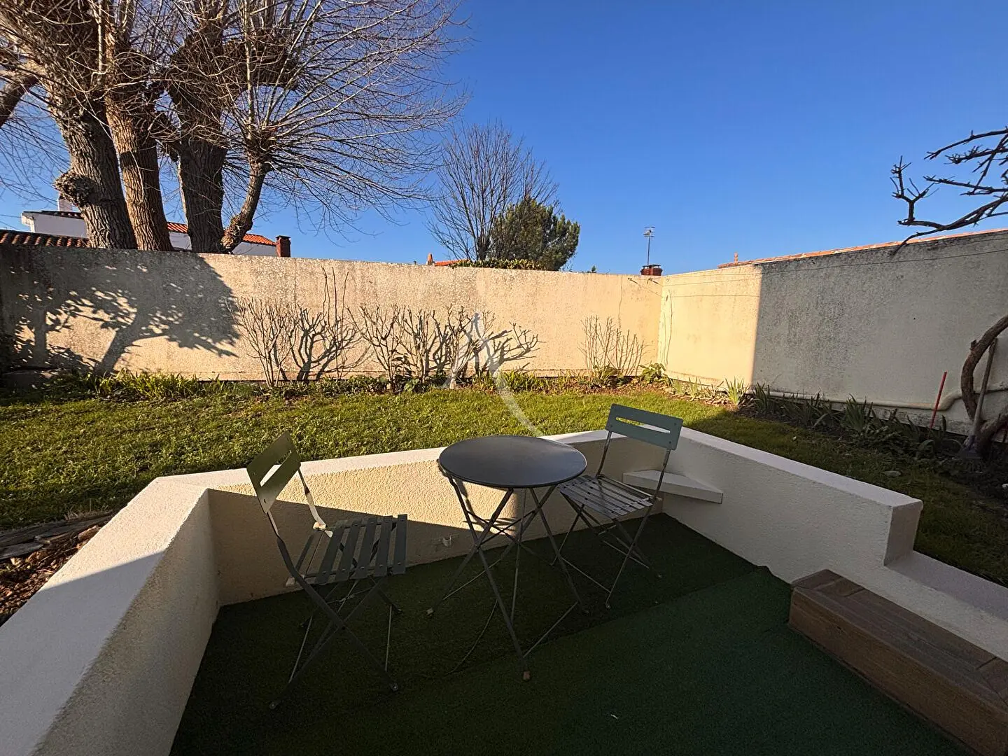 Σαλόνι; ξύλινο πάτωμα, φυσικό φως, μοντέρνο στυλ, ψηλά ταβάνια