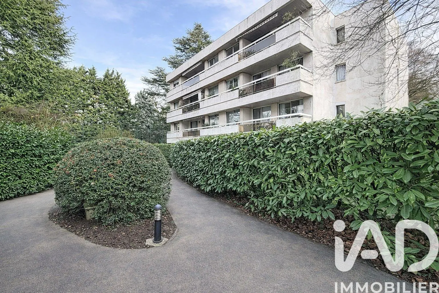 Σαλόνι; ξύλινο πάτωμα, φυσικό φως, μοντέρνο στυλ, ψηλά ταβάνια