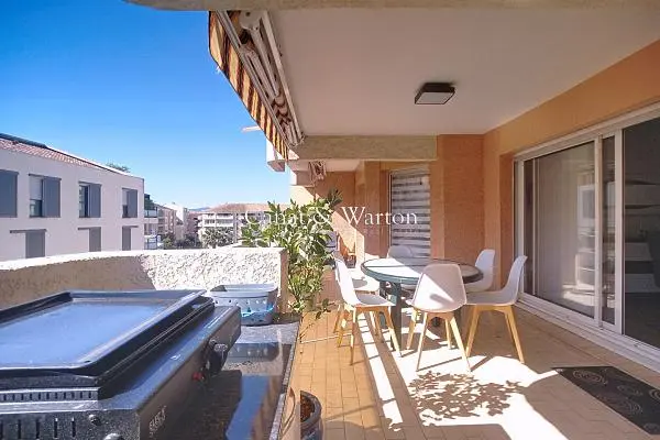 Living room; wood floor, natural light, modern style, high ceiling