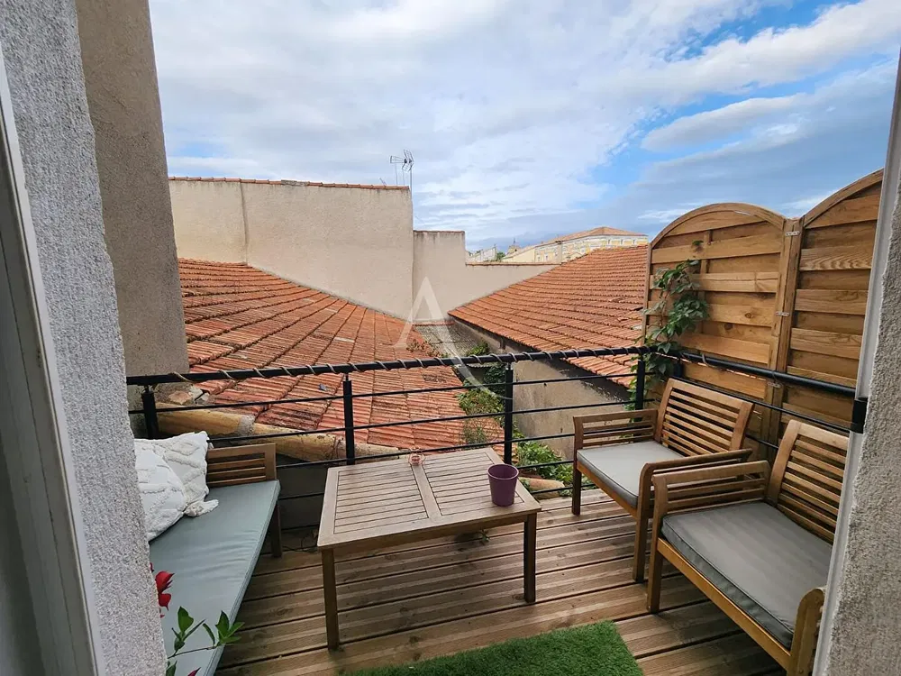 Wohnzimmer; holzboden, tageslicht, moderner stil, hohe decken