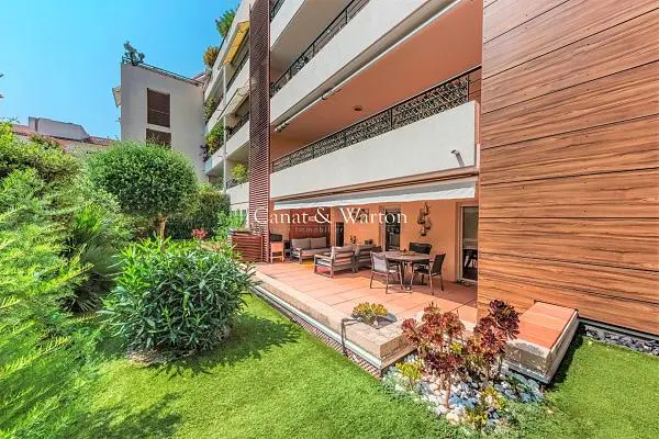 Soggiorno; pavimento in legno, luce naturale, stile moderno, soffitti alti