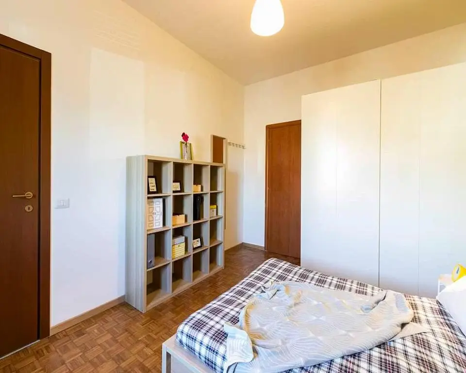 Дневна соба; дрвени под, природно светло, модерни стил, високи плафони