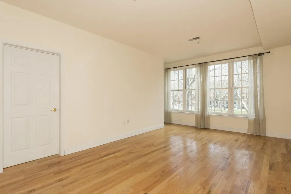 Cozinha; eletrodomésticos, chão de madeira, luz natural, estilo moderno, renovado