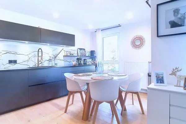 غرفة معيشة; أرضية خشبية, ضوء طبيعي, أسلوب عصري, أسقف عالية