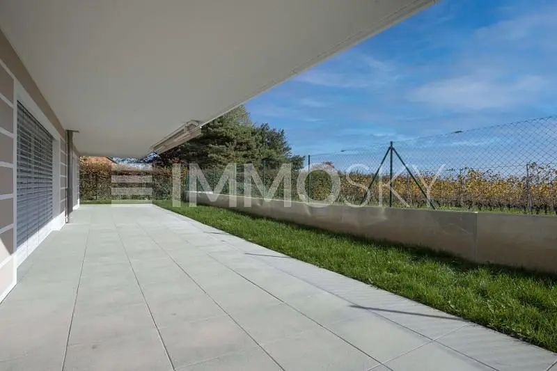 Woonkamer; houten vloer, natuurlijk licht, moderne stijl, hoge plafonds